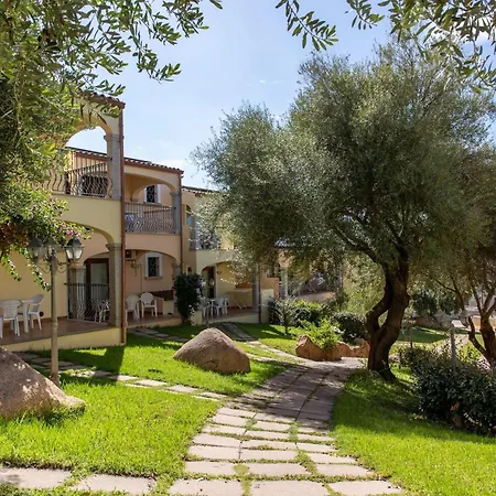 Lovely Flat Immersed In Nature Badesi